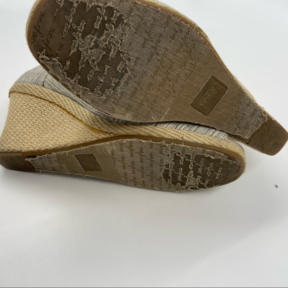 Toms Wedges Women's Size W 9.5 Gray White Striped Open Peep Toe Heels Sandals - Picture 6 of 9
